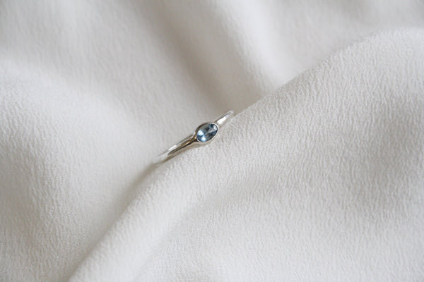 טבעת עם אבן אובלית כחולה